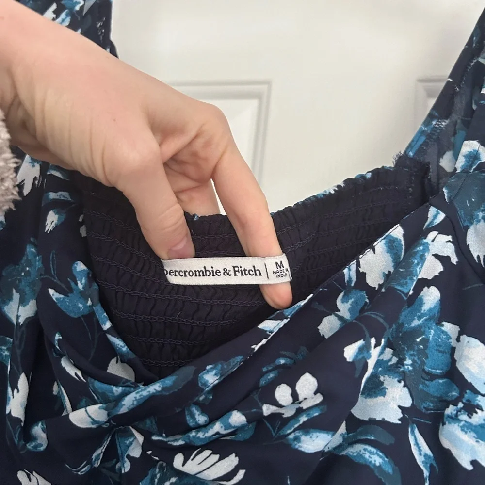Abercrombie‎ & Fitch Blue Floral Key Hole Light Puff Sleeve Top